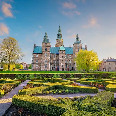 Homey 2br For 6 Near Stroget *